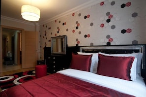 Apartment, 3 Bedrooms | Desk, free WiFi