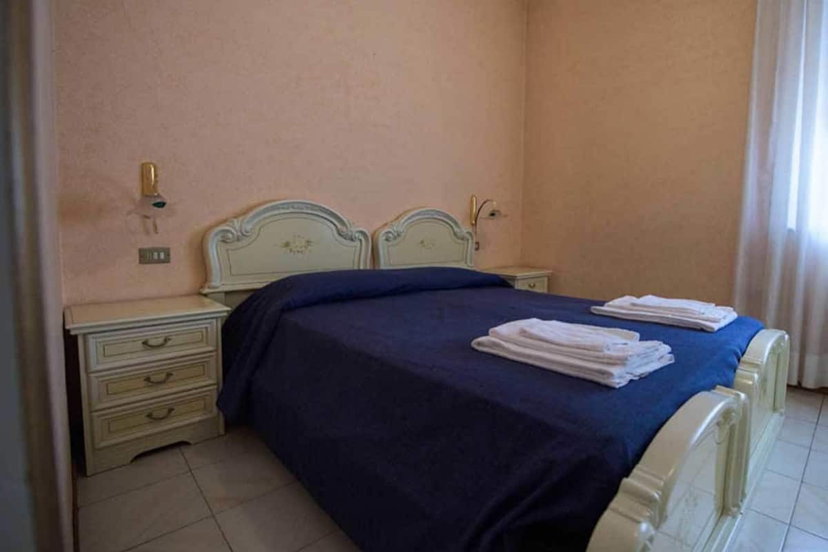 Premium bedding, desk, free WiFi