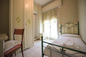 Premium bedding, desk, free WiFi