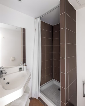 Kostenlose Toilettenartikel, Handtücher