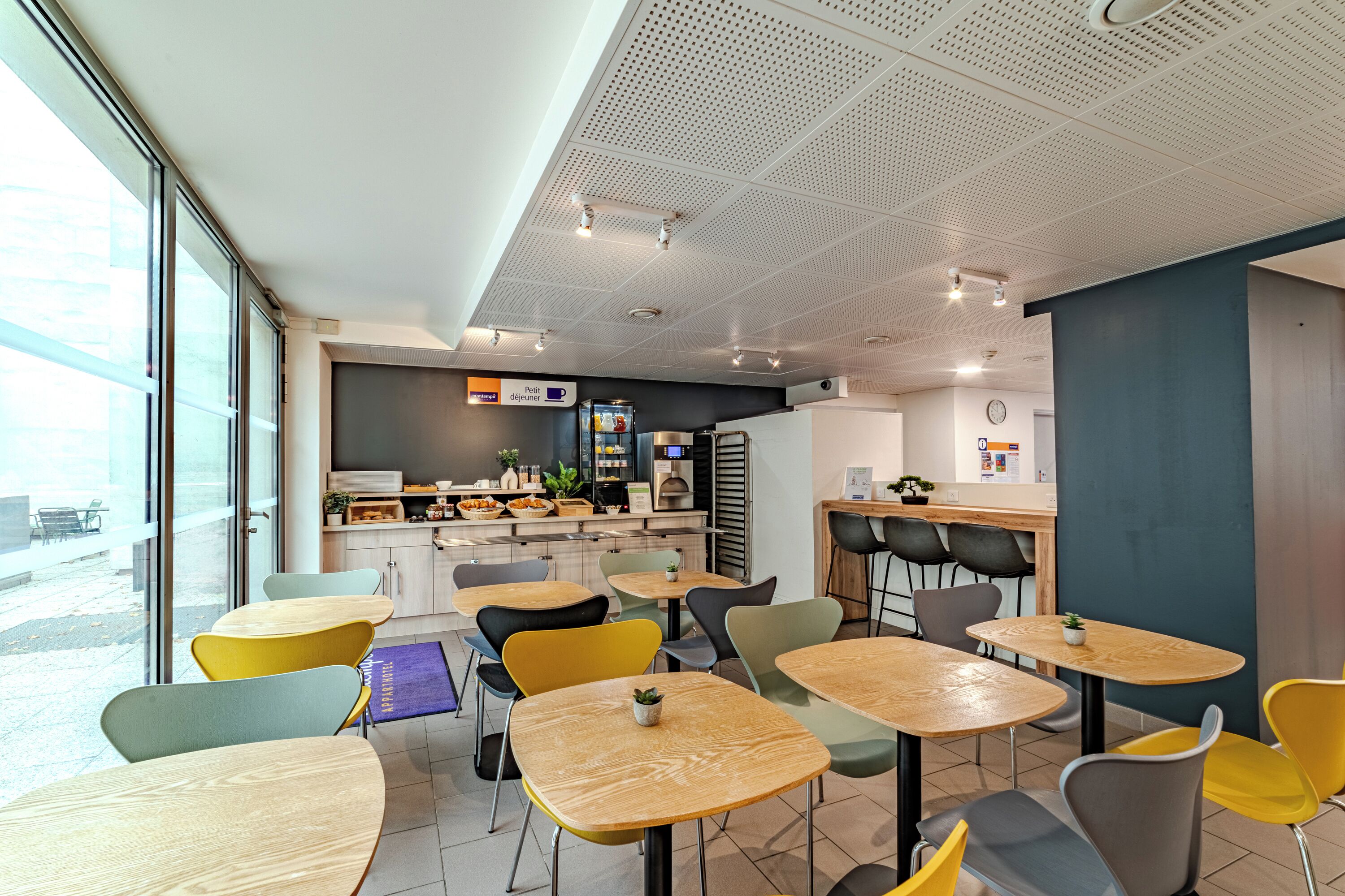 Petit déjeuner continental (9 EUR par personne)