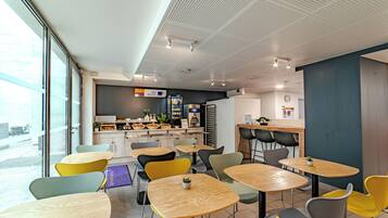 Dagelijks continentaal ontbijt (EUR 9 per persoon)