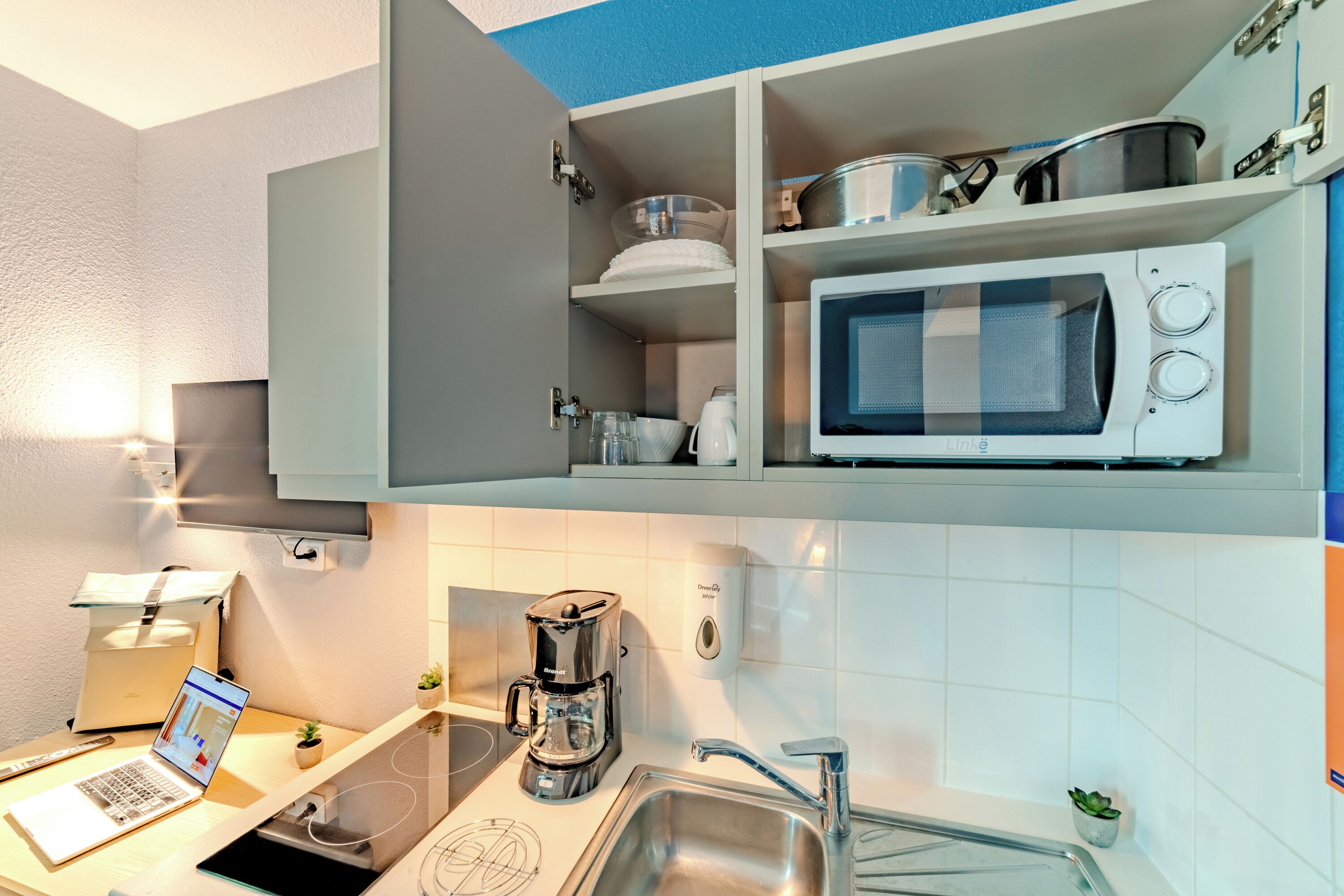 Frigorífico, microondas, placa de cocina y utensilios de cocina