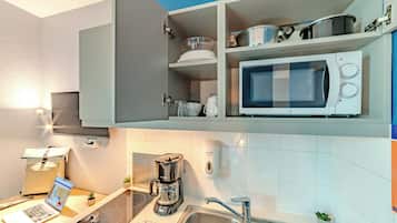 Réfrigérateur, micro-ondes, plaque de cuisson