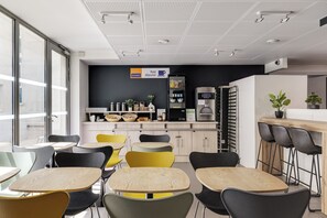 Daily continental breakfast for a fee - Montempô Apparthôtel Paris Vélizy (Velizy-Villacoublay)