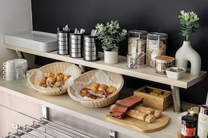 Tägliches kontinentales Frühstück gegen Gebühr