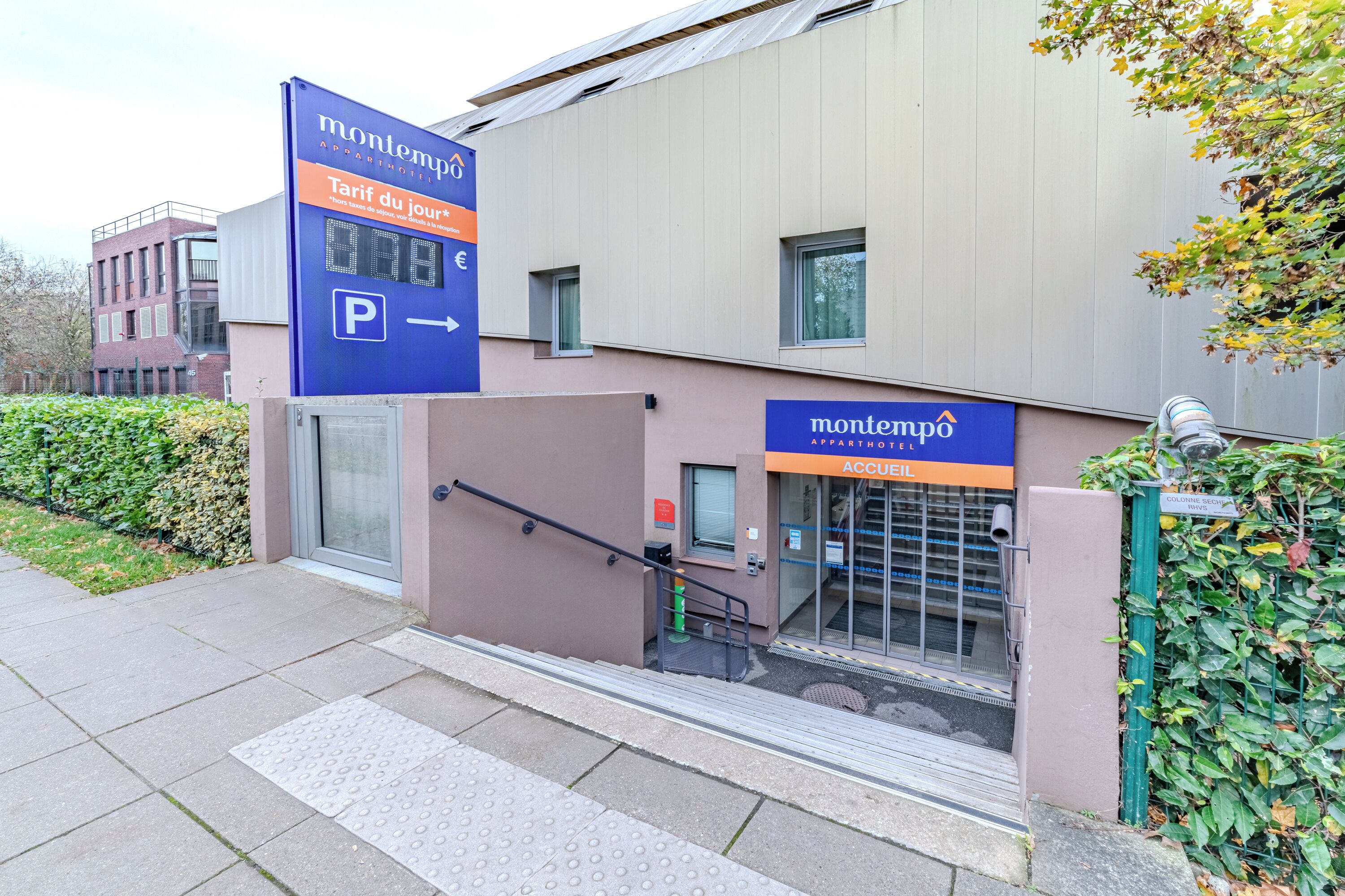 Vista frontal de la propiedad