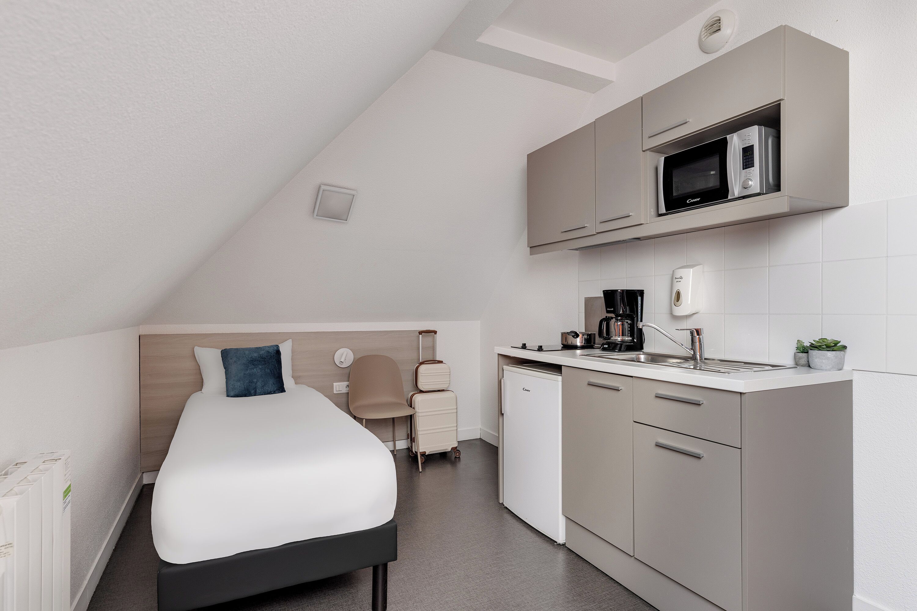 Desk, soundproofing, free WiFi, wheelchair access