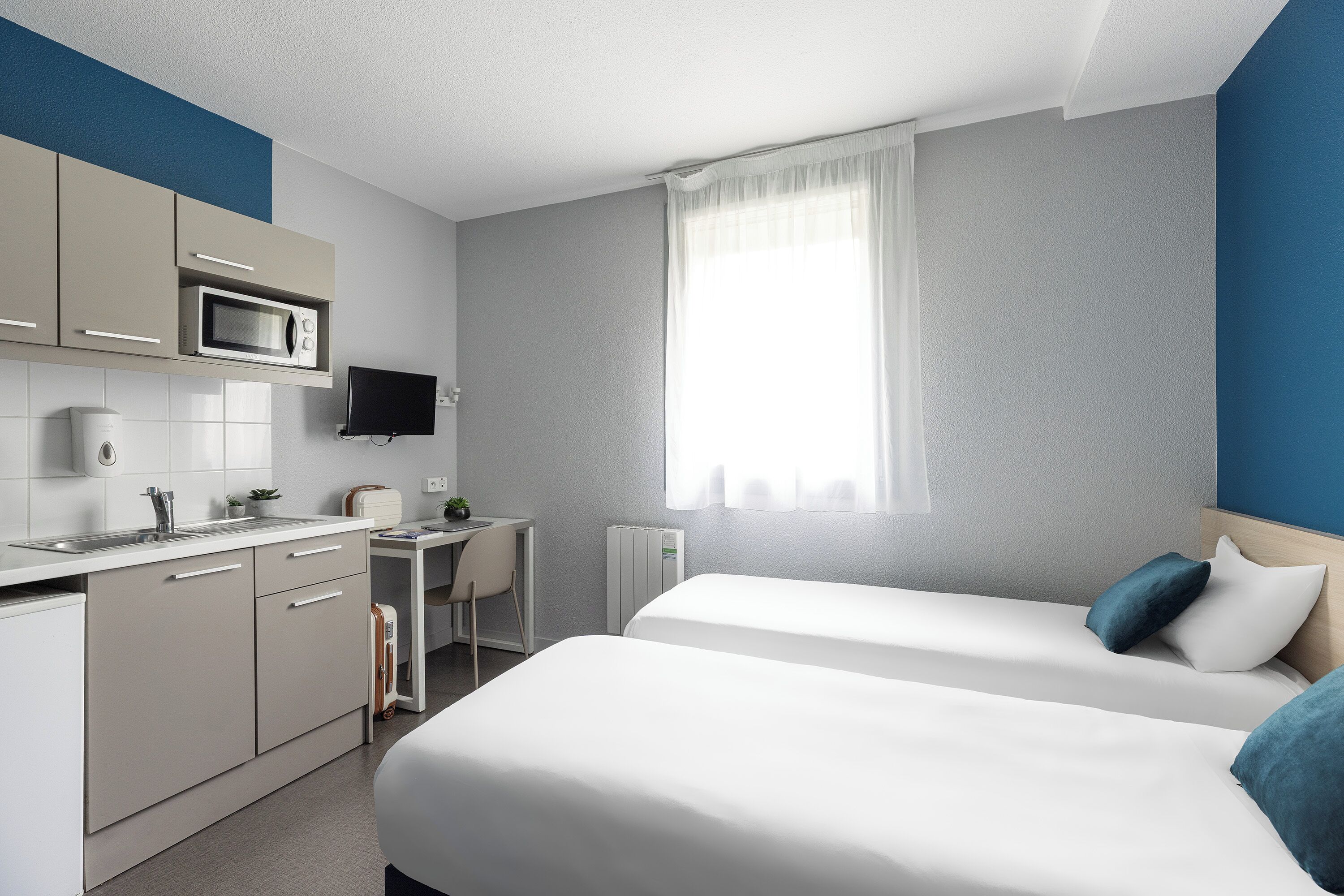 Desk, soundproofing, free WiFi, wheelchair access