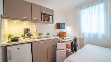 Fridge, microwave, stovetop, cookware/dishes/utensils
