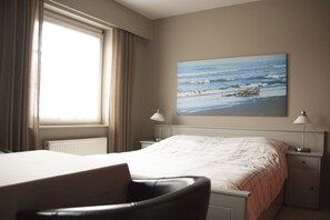 Bureau, lits bébé (en supplément), lits pliants/supplémentaires