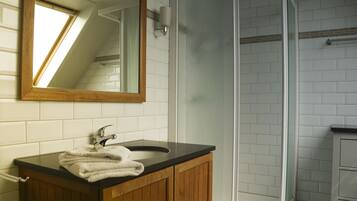 Douche, articles de toilette gratuits, sĂšche-cheveux
