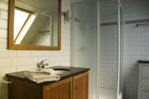 Dusche, kostenlose Toilettenartikel, Haartrockner