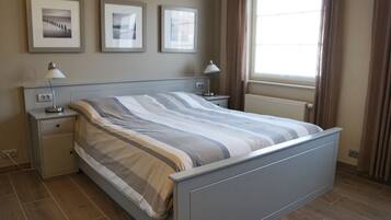 Bureau, lits bébé (en supplément), lits pliants/supplémentaires