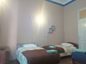 Classic-værelse til 4 personer - 4 soveværelser - privat badeværelse - stueetage | Skrivebord, strygejern/strygebræt, gratis Wi-Fi, sengetøj