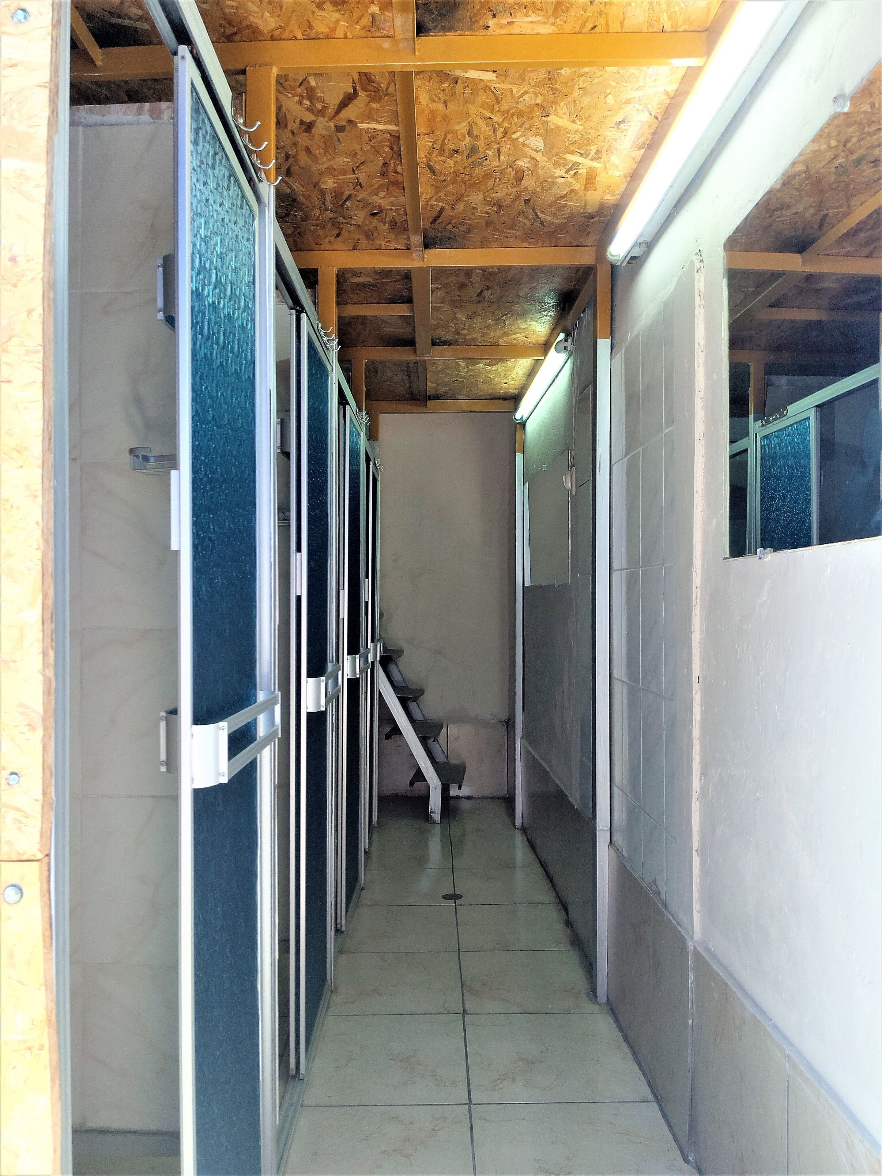 Nhà liên kế phong cách cổ điển, 1 phòng ngủ, phòng tắm dùng chung, tầng trệt | Phòng tắm | Buồng tắm vòi sen, máy sấy tóc, khăn tắm 