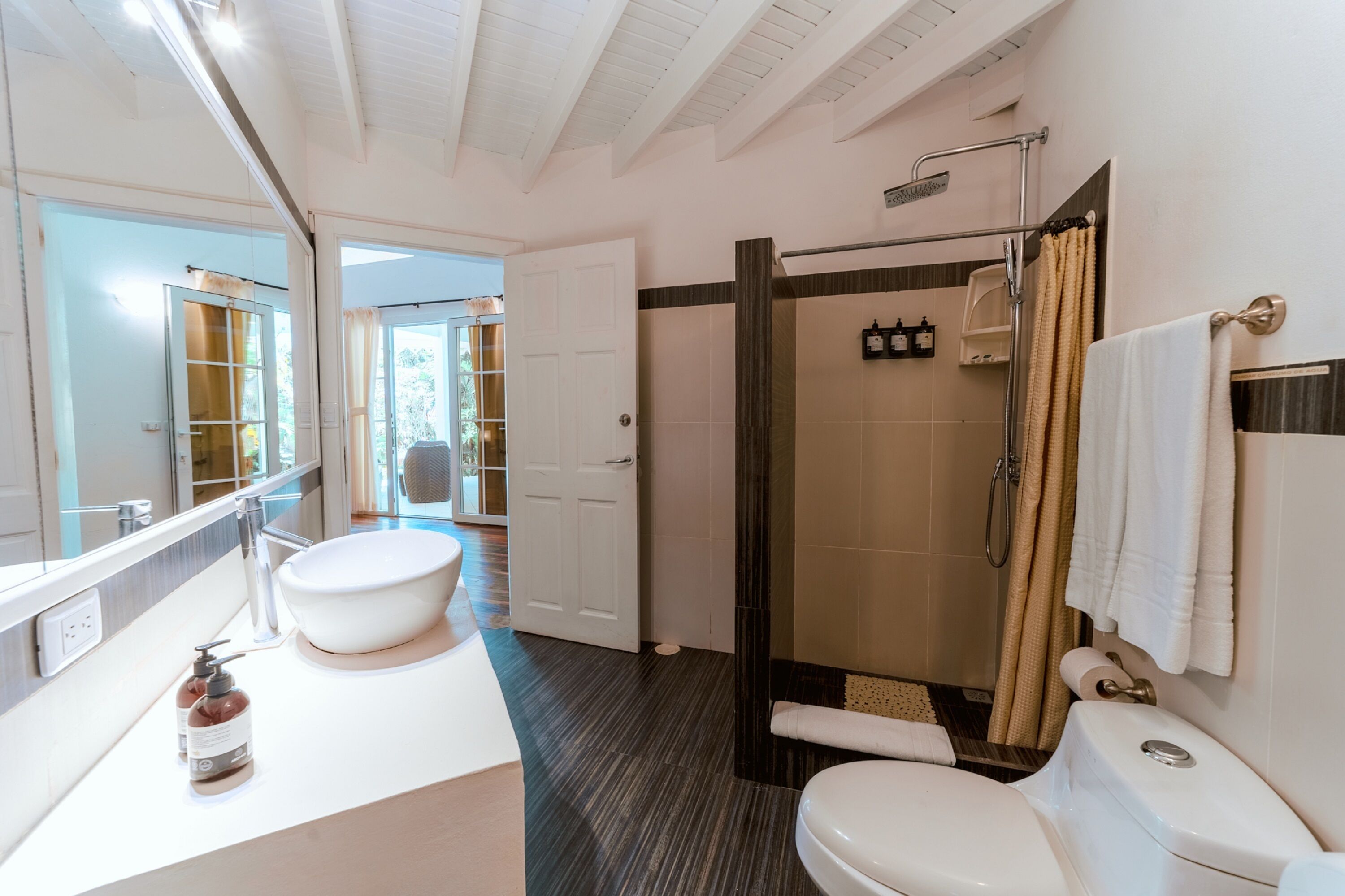 Villa con piscina privada ( 2 Queen) | ห้องน้ำ | ฝักบัว, โถสุขภัณฑ์แบบบิเดท์, ผ้าเช็ดตัว