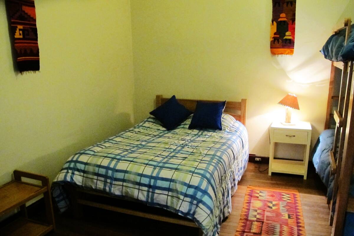 Chambre avec lits jumeaux, salle de bains commune