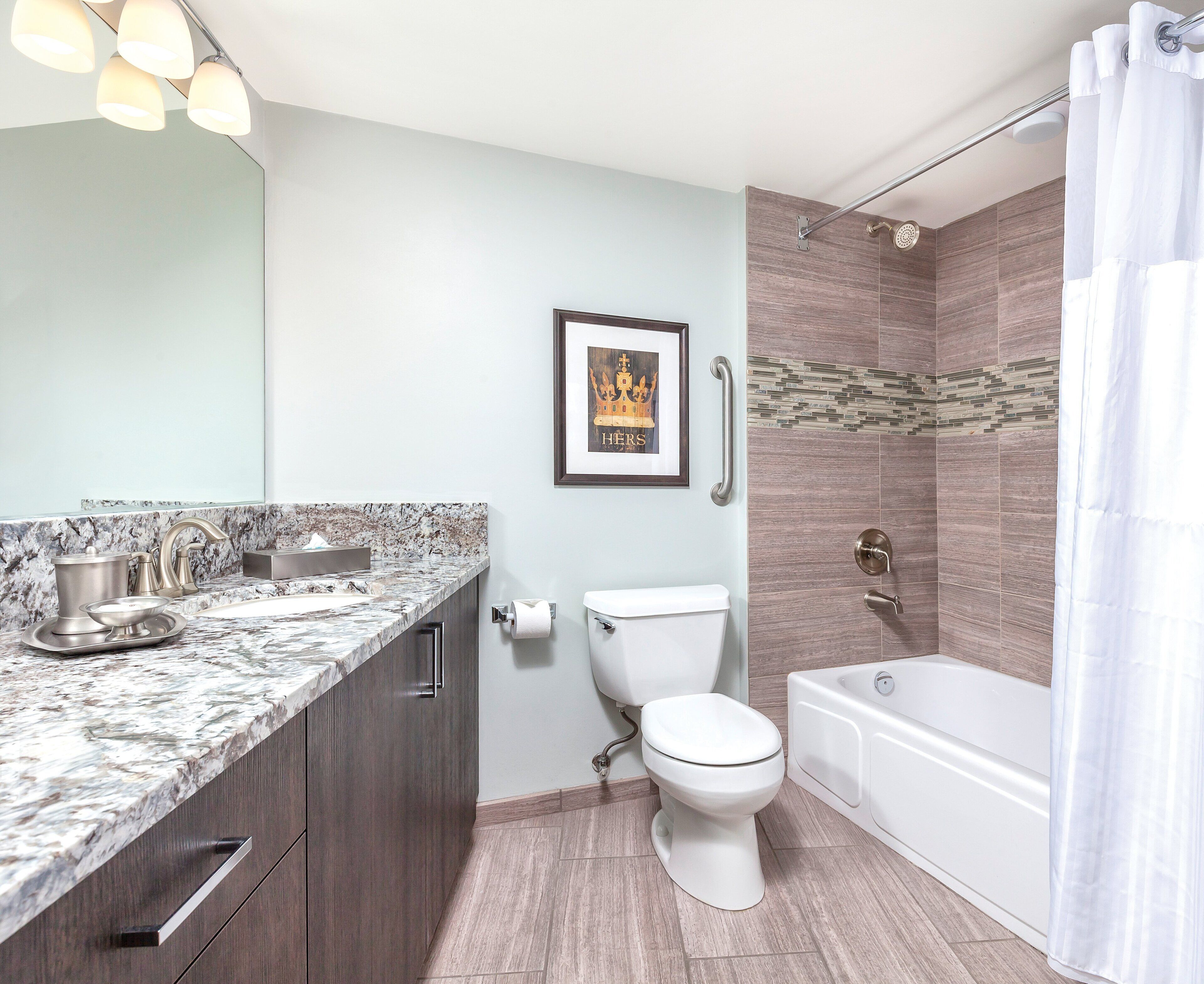 deluxe condo, 2 bedrooms, kitchen | bathroom | combined shower/bathtub, hair dryer, towels