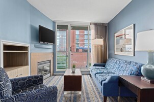 Televisión, chimenea, reproductor de DVD