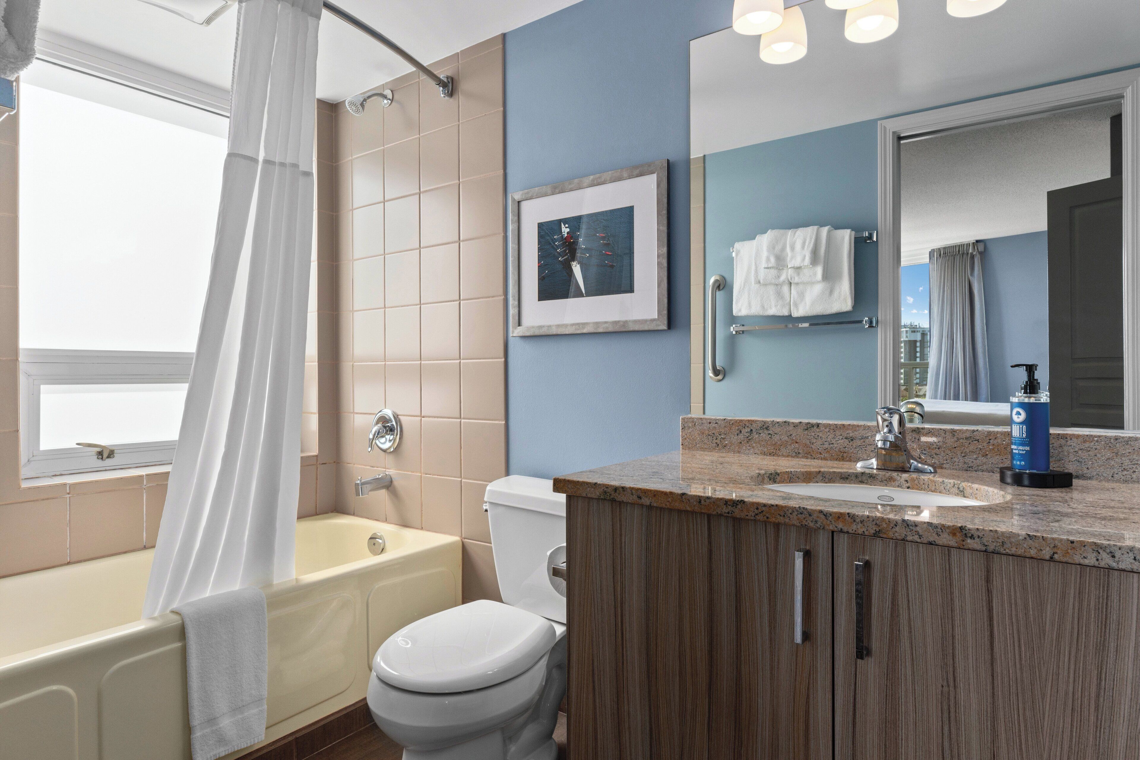 deluxe condo, 2 bedrooms, kitchen | bathroom | combined shower/bathtub, hair dryer, towels