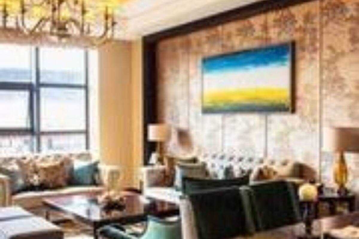 Un moderno vestíbulo de hotel con un amplio espacio para sentarse, una araña y un ventanal con vistas.