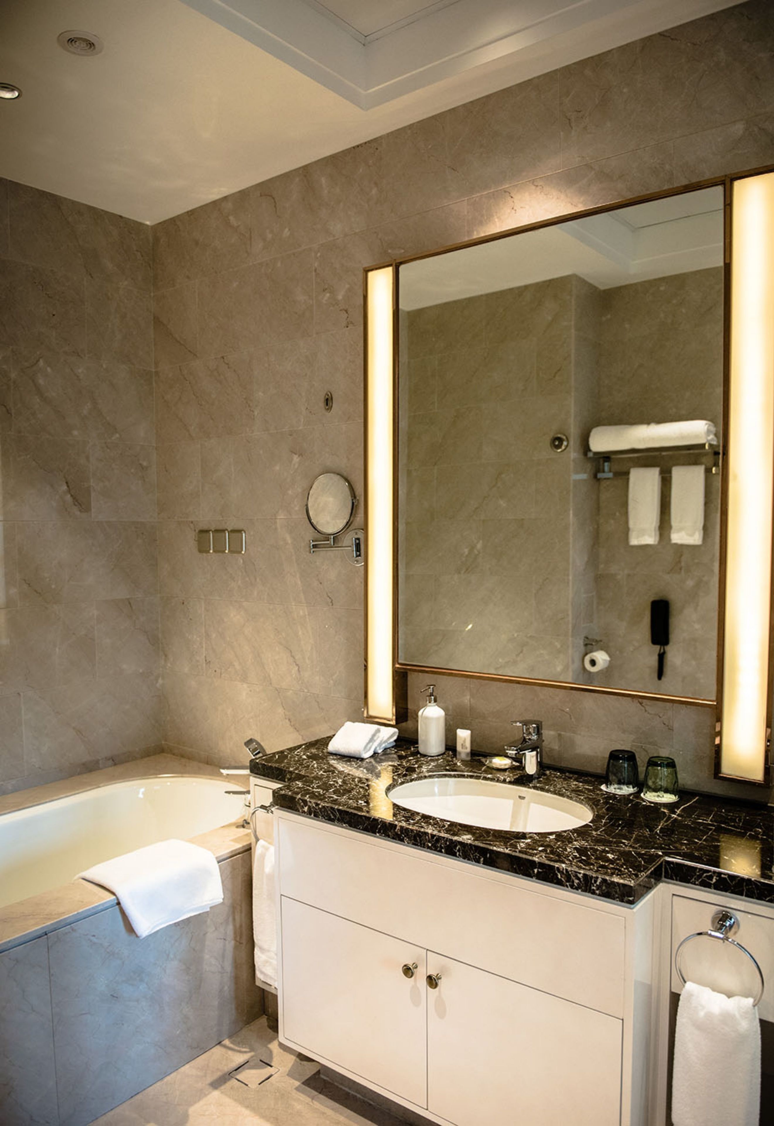 shower, rainfall showerhead, free toiletries, towels