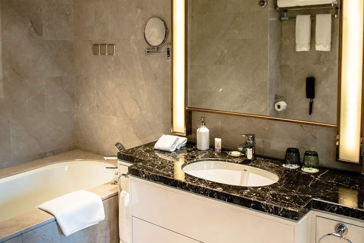 shower, rainfall showerhead, free toiletries, towels