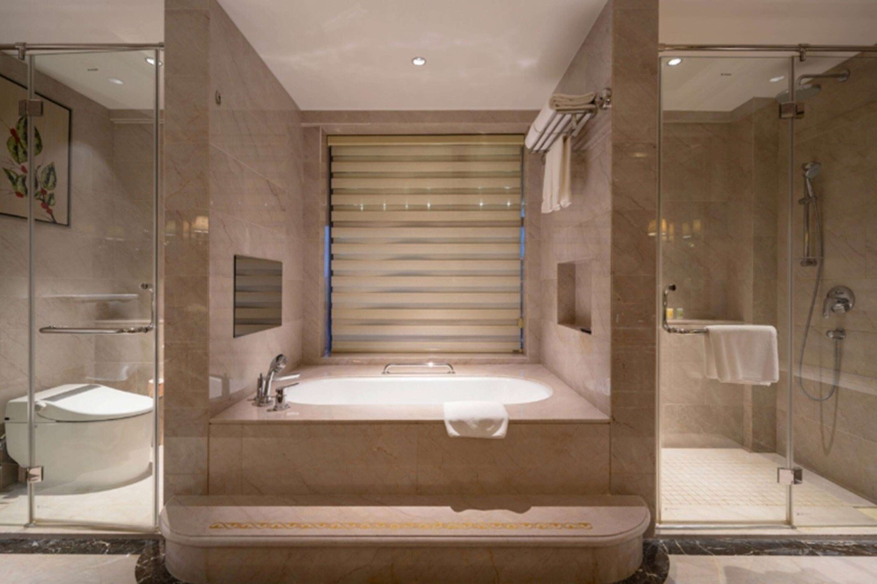 apartment, 6 bedrooms | bathroom | shower, rainfall showerhead, free toiletries, towels