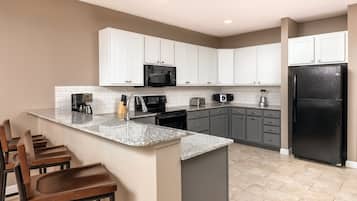 Full-sized fridge, microwave, oven, stovetop