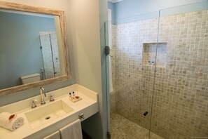 Ducha, artículos de higiene personal gratuitos y toallas