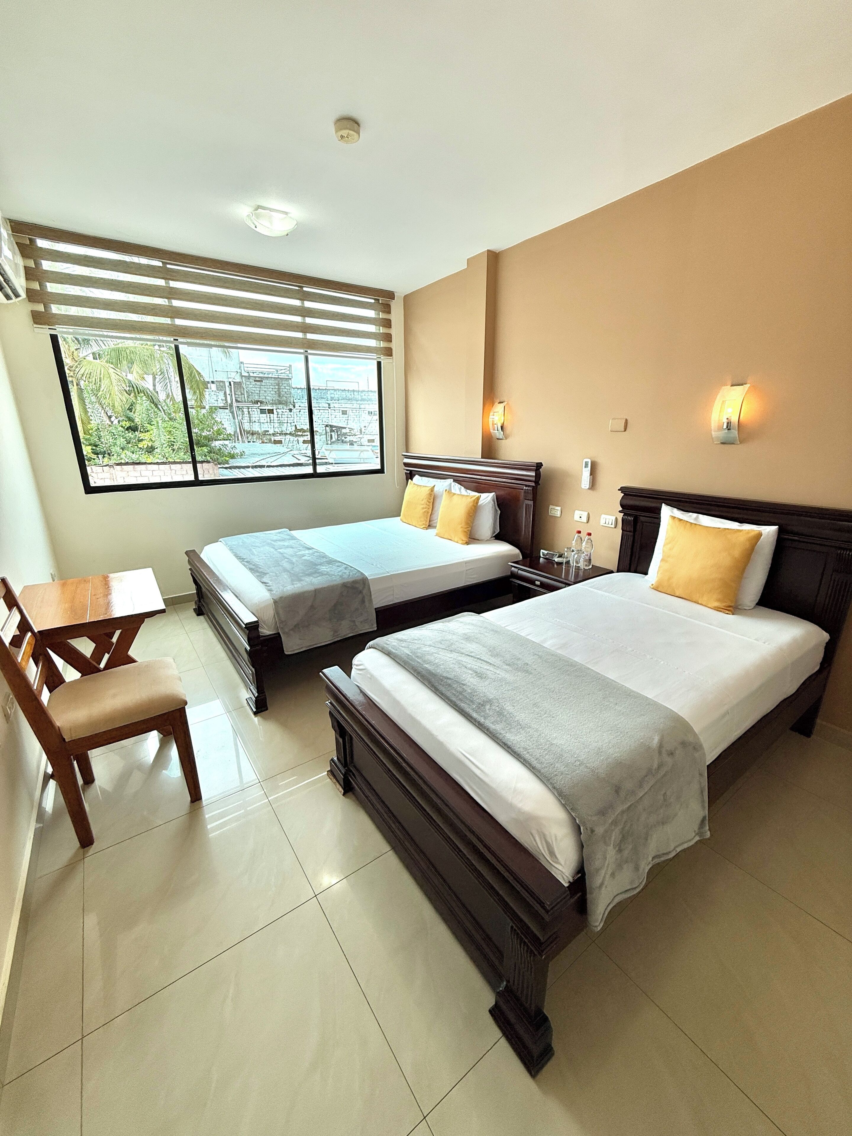 Ropa de cama de alta calidad y caja de seguridad en la habitación 