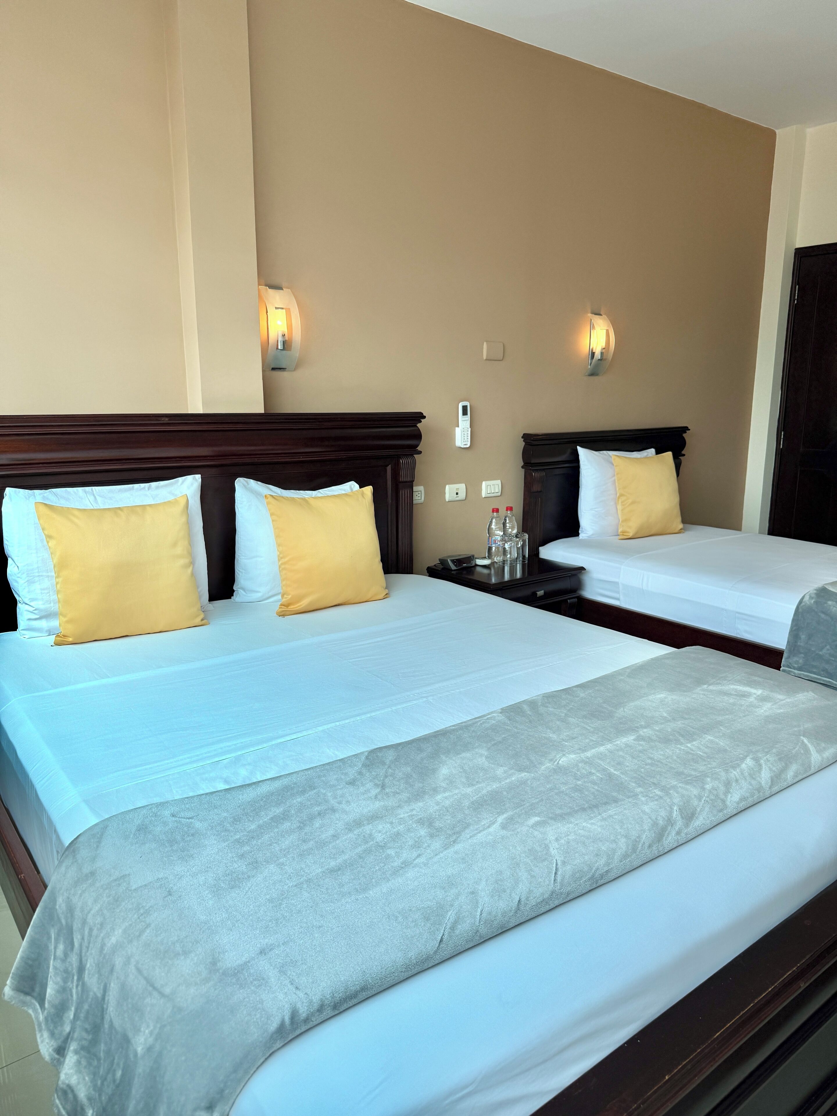 Ropa de cama de alta calidad y caja de seguridad en la habitación 