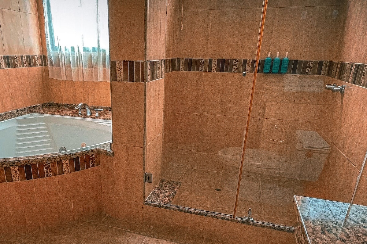 suite | bathroom | shower, free toiletries, slippers, towels