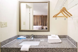 Combined shower/bathtub, spring water bathtub, towels