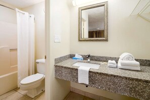 Kamer, 2 queensize bedden, niet-roken | Badkamer | Een bad/douchecombinatie, een bronwaterbad, handdoeken
