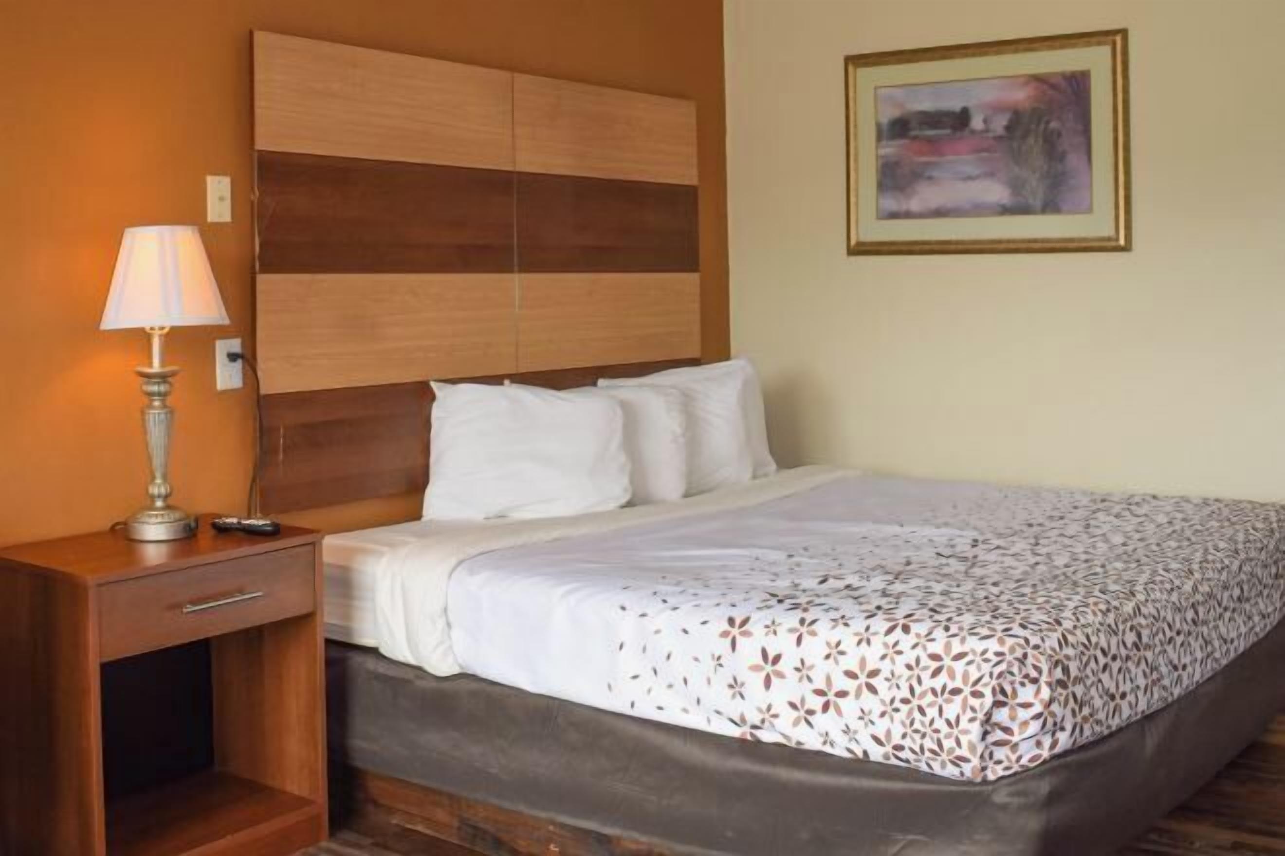 Desk, laptop workspace, soundproofing, free WiFi