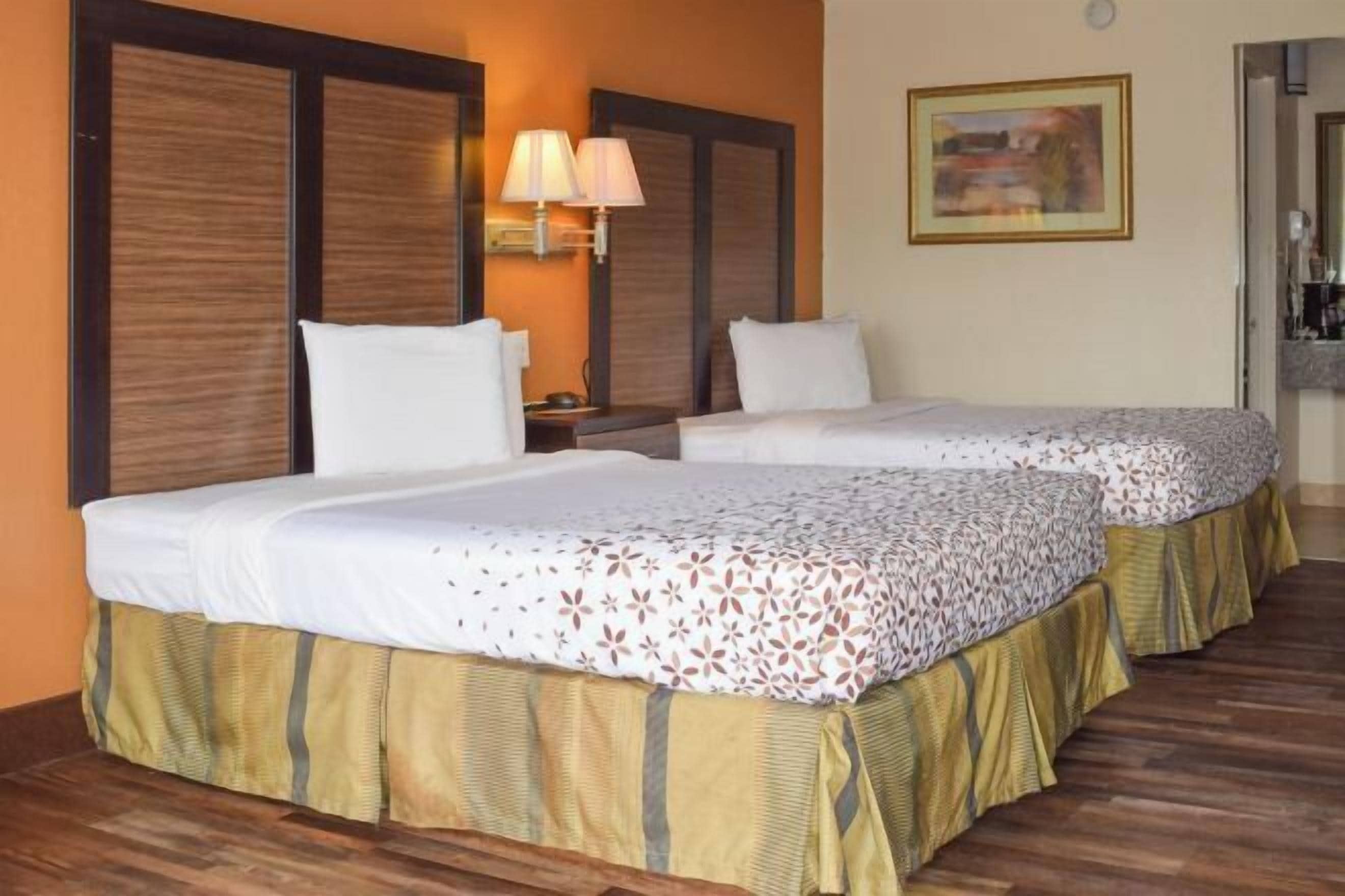 Desk, laptop workspace, soundproofing, free WiFi