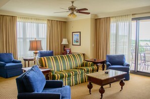 Presidential-Suite, 3 Schlafzimmer, Meerblick, Meerseite | Wohnbereich | Flachbildfernseher, DVD-Player