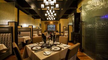 5 restaurants; breakfast, lunch and dinner served
