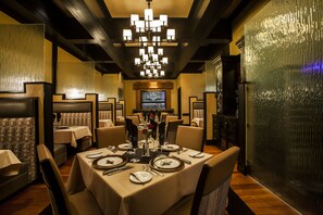 5 restaurants, breakfast, lunch, dinner served; Italian cuisine