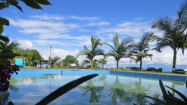Una piscina al aire libre