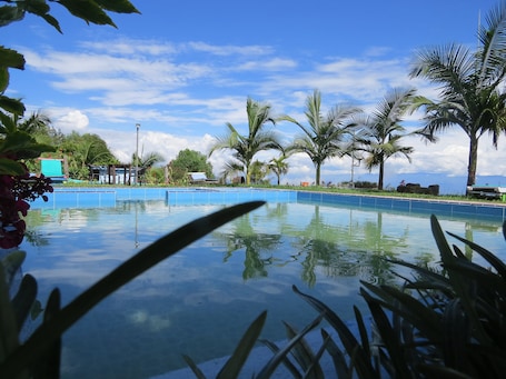 Una piscina al aire libre. Cabañas y Flores Finca Hotel