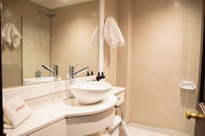 Standard Double Room | Bathroom