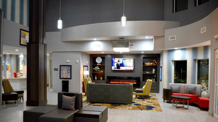 Del-Mar Airport Inn & Suites