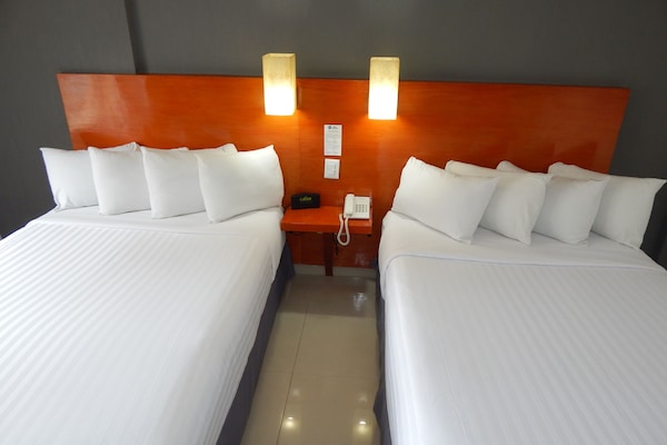 Bàn, bàn ủi/dụng cụ ủi quần áo, truy cập Internet không dây miễn phí