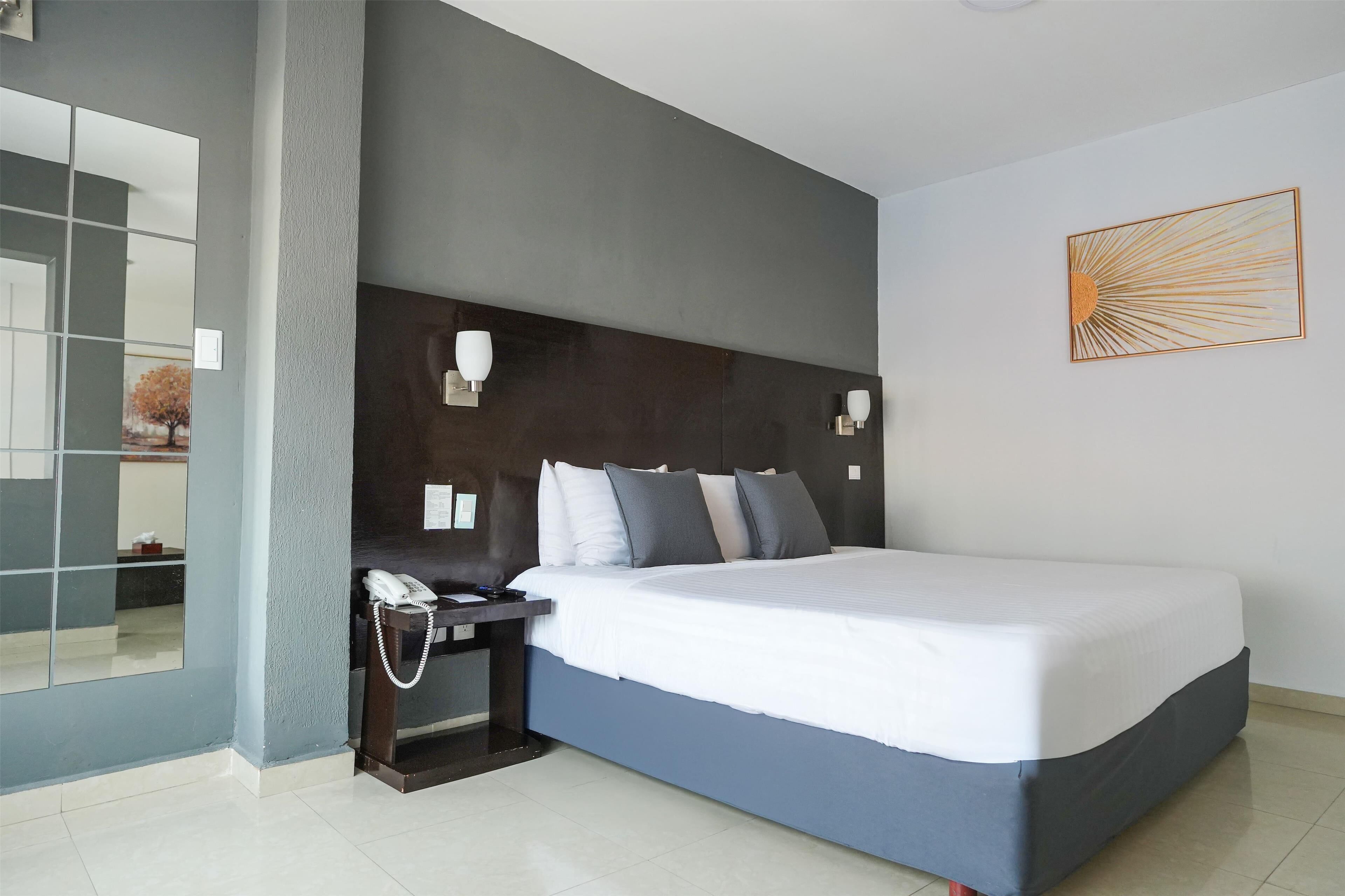 Suite Junior, 1 letto king con divano letto, non fumatori | Una scrivania, ferro/asse da stiro, Wi-Fi gratuito, lenzuola