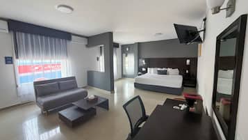 Juniorrum | Skrivbord, strykjÀrn/strykbrÀda, gratis wi-fi och sÀngklÀder