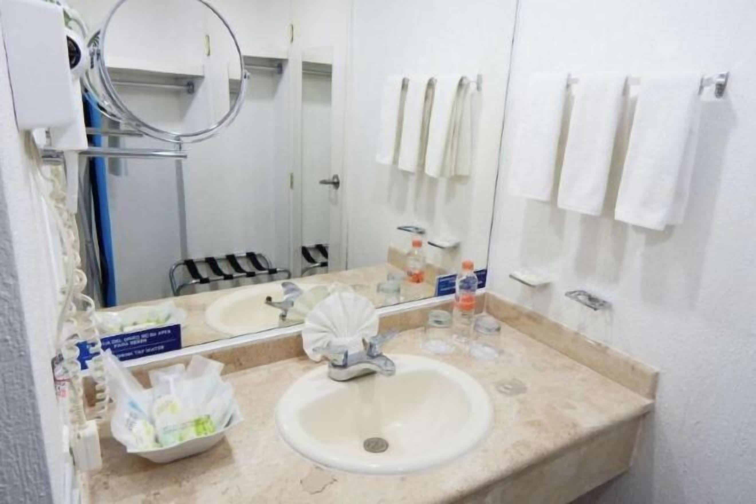 Douche, articles de toilette gratuits, sèche-cheveux, peignoirs