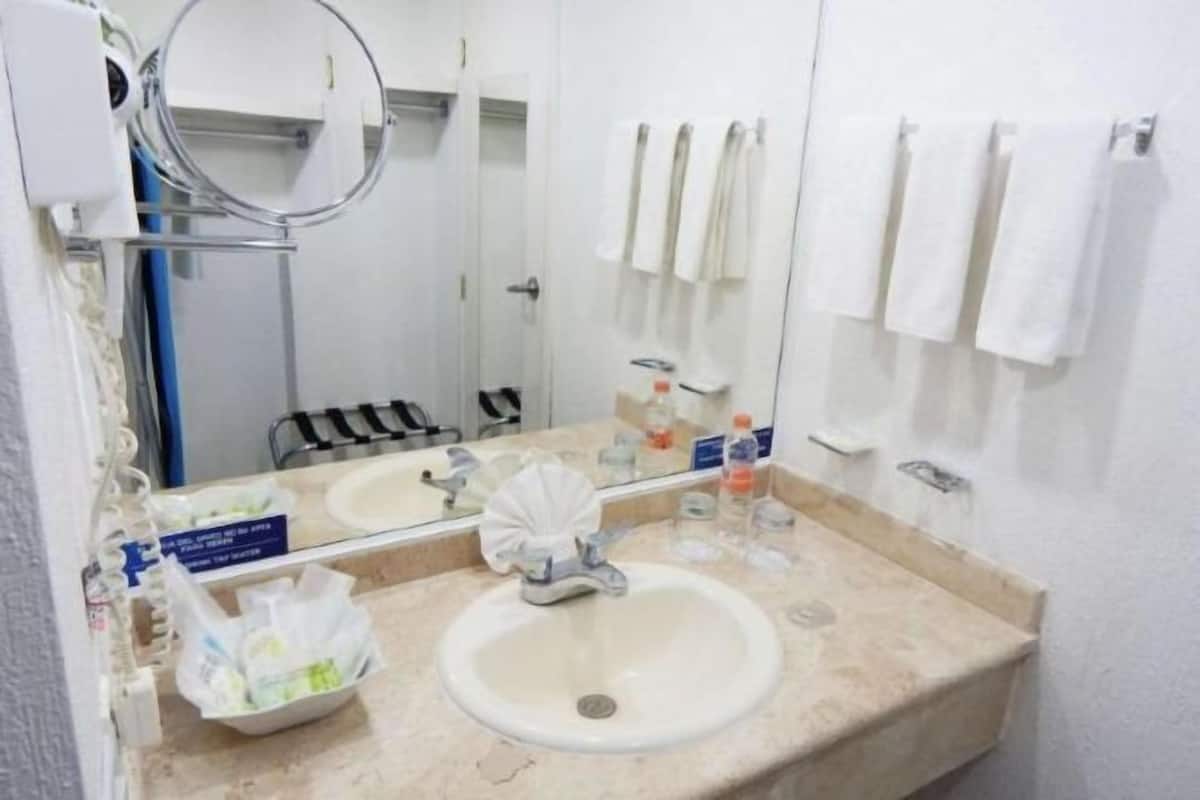 Shower, perlengkapan mandi gratis, pengering rambut, dan jubah mandi